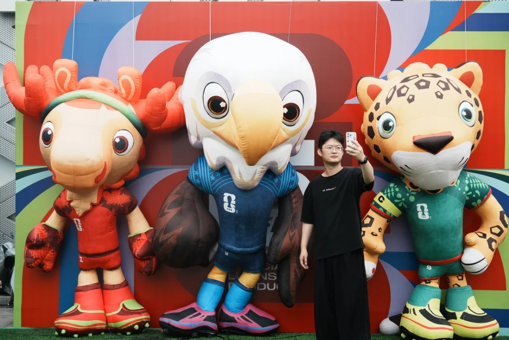 Maple, el alce canadiense; Clutch, el águila estadounidense y Zayu, el jaguar mexicano, mascotas del Mundial de Fútbol 2026.