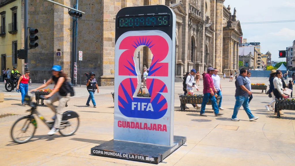 Cartel de la FIFA en Guadalajara, ciudad sede del Mundial de Fútbol 2026.