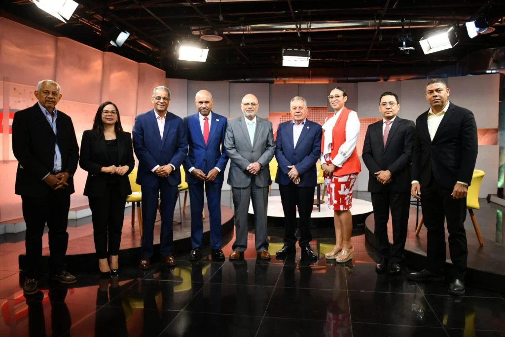 Alfonso Tejeda, Yanessi Espinal, César Matos, Blaurio Alcántara, Nelson Rodríguez, director general de elCaribe-CDN, Miguel Sanz, Altagracia Capellán, Federico Jovine y Erick Montilla.