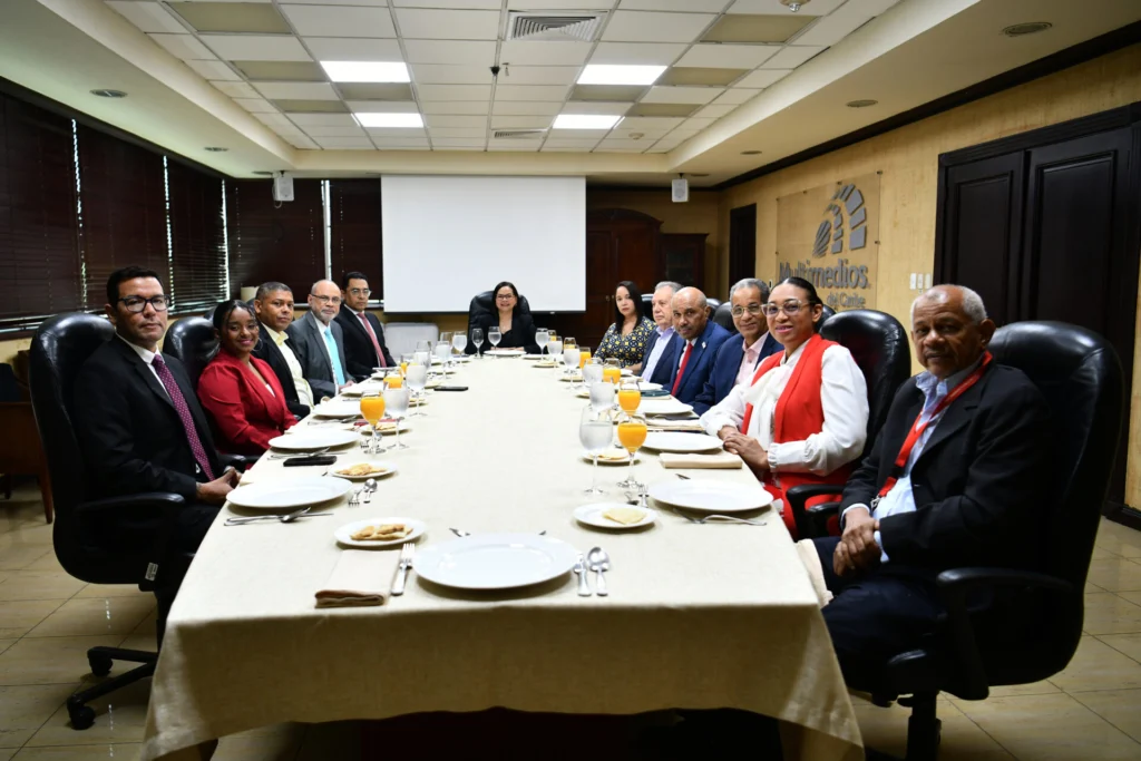 La directiva de la CRD junto al equipo periodístico del Grupo Multimedios del Caribe.