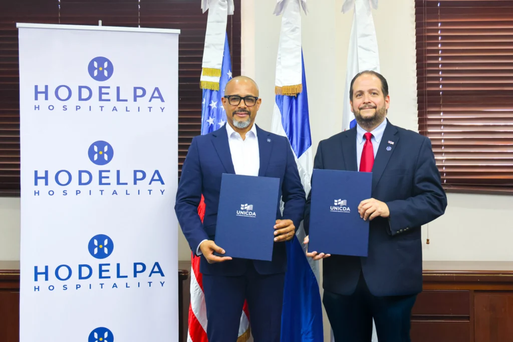Ángel Hernández y Enrique Fernández Malla exhiben la carpera que contiene el acuerdo suscritos entre ambas entidades