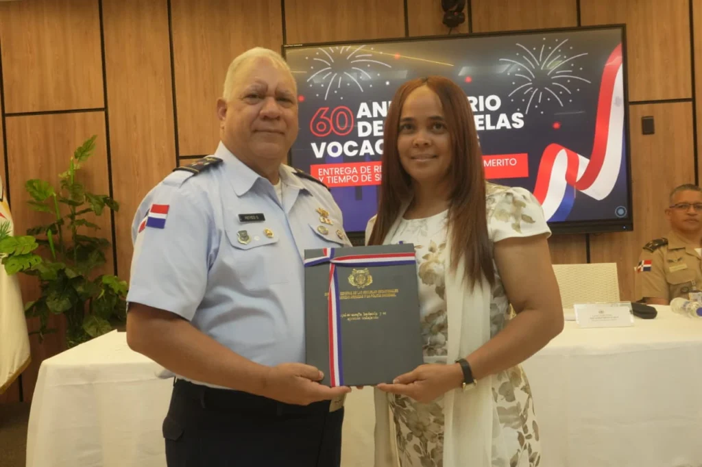 Escuelas Vocacionales reconoce a su personal con certificados al mérito