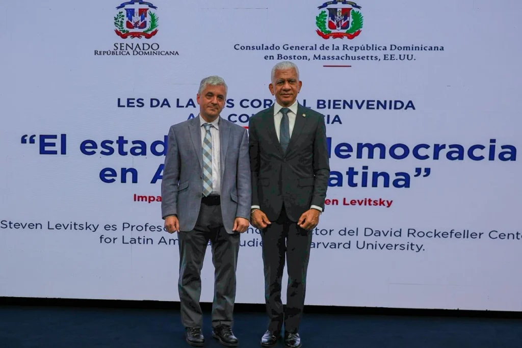 Politólogo estadounidense, Steven Levitsky, imparte conferencia sobre democracia en el Senado