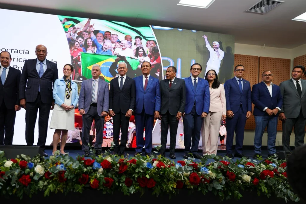 Politólogo estadounidense, Steven Levitsky, imparte conferencia sobre democracia en el Senado