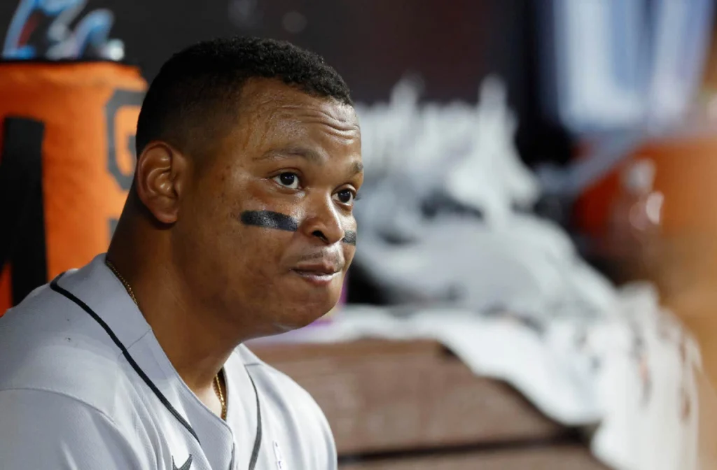 Devers observa desde el dugout durante un partido de San Francisco Giants.