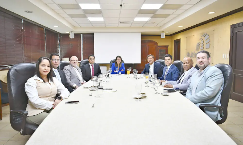 Wellington Arnaud y su equipo durante el almuerzo de elCaribe y CDN 37.