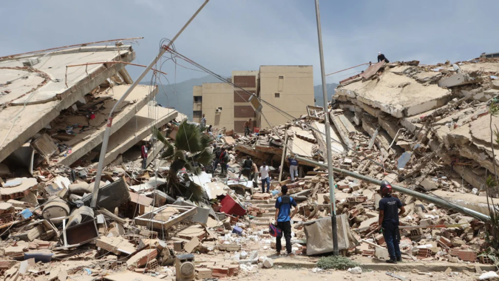 Equipos de rescate trabajan tras los terremotos que afectaron Venezuela