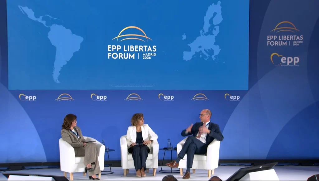 La vicepresidenta junto a la secretaria general del PPE, Dolors Montserrat (centro) y el viceprimer ministro de Bélgica, Vincent Van Peteghem (der)