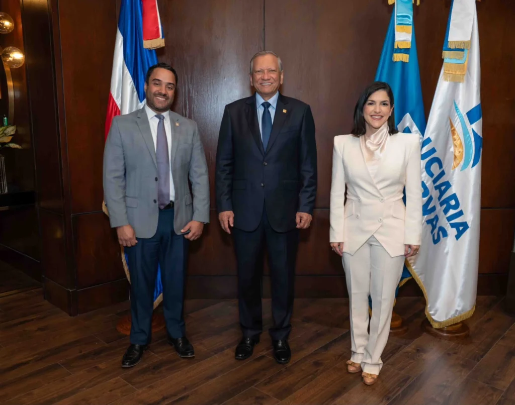 Juan Alberto Mustafá, vicepresidente ejecutivo senior de Empresas Subsidiaria de Banreservas; doctor Leonardo Aguilera, presidente ejecutivo de Banreservas y Angelina Biviana Riveiro, vicepresidenta ejecutiva de Fiduciaria Reservas, luego de tomar juramento a su nuevo cargo.