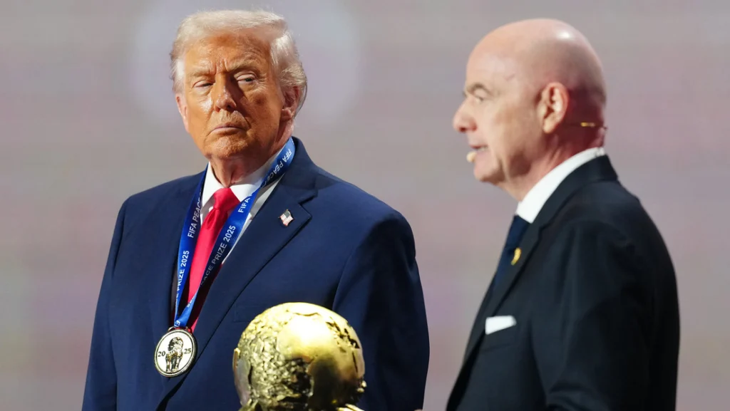 Donald Trump recibe el Premio de la Paz de la FIFA de manos de Gianni Infantino