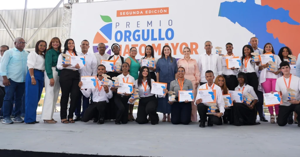 Durante la entrega de premios y reconocimiento en el Premio Orgullo Hato Mayor