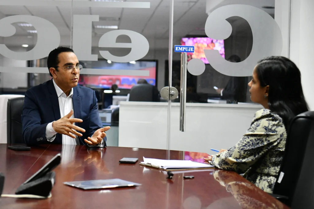 El urólogo Pablo Mateo junto a la periodista Jessica Bonifacio