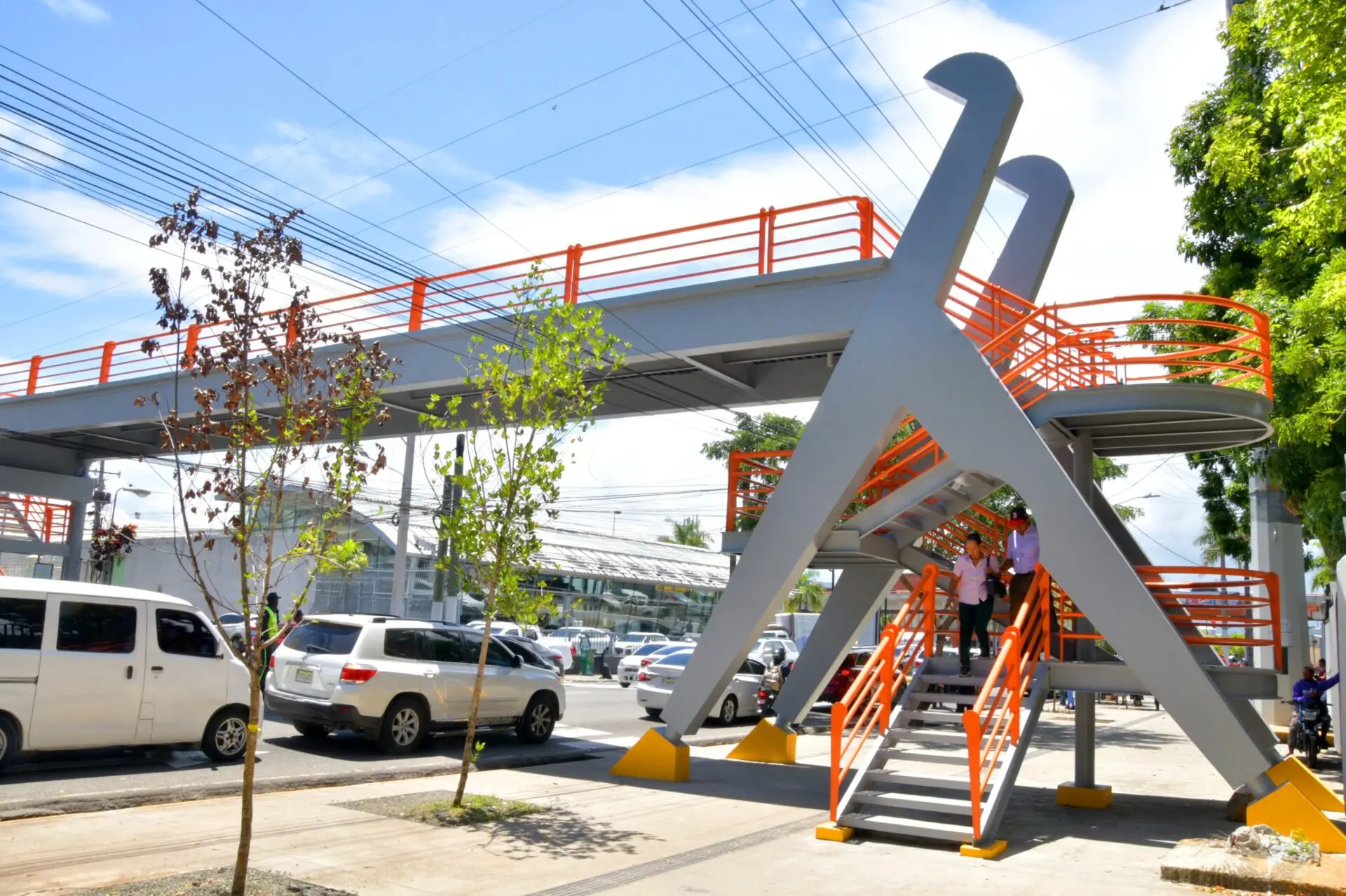 Ponen en funcionamiento puente peatonal de la avenida Ortega y Gasset