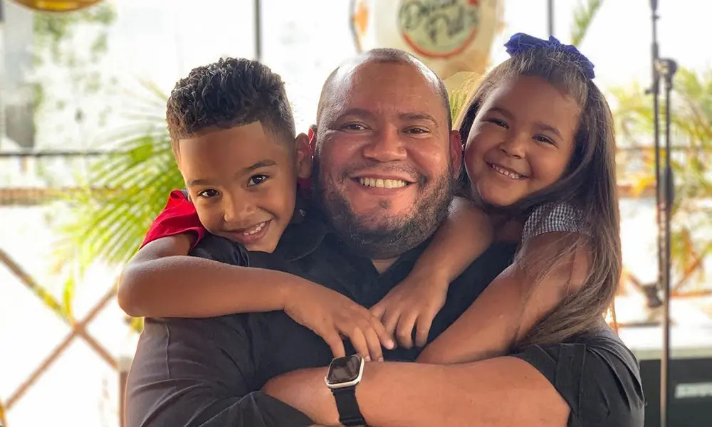 José Adriano Rodríguez junto a sus hijos mellizos Adriano de Jesús y Sharaly
