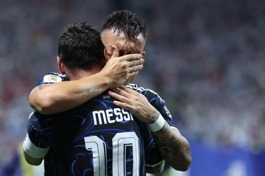 Messi y Lautaro Martínez celebrando el pase a la final