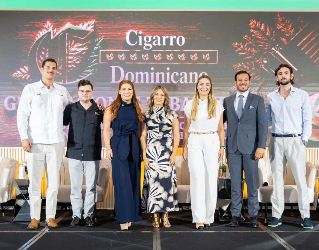osé Manuel Blanco, Henrik Kelner, Michelle Amelia León, Catherine Llibre, moderadora; Daniela León, Carlos A. Fuente III y Litto Daniel Gómez
