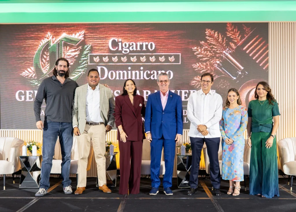 Antonio Gómez, Emmanuel Díaz, Nirka Reyes, José Manuel Torres, moderador; Siegfried Maruschke, Ylse Domínguez y Elba Rodríguez