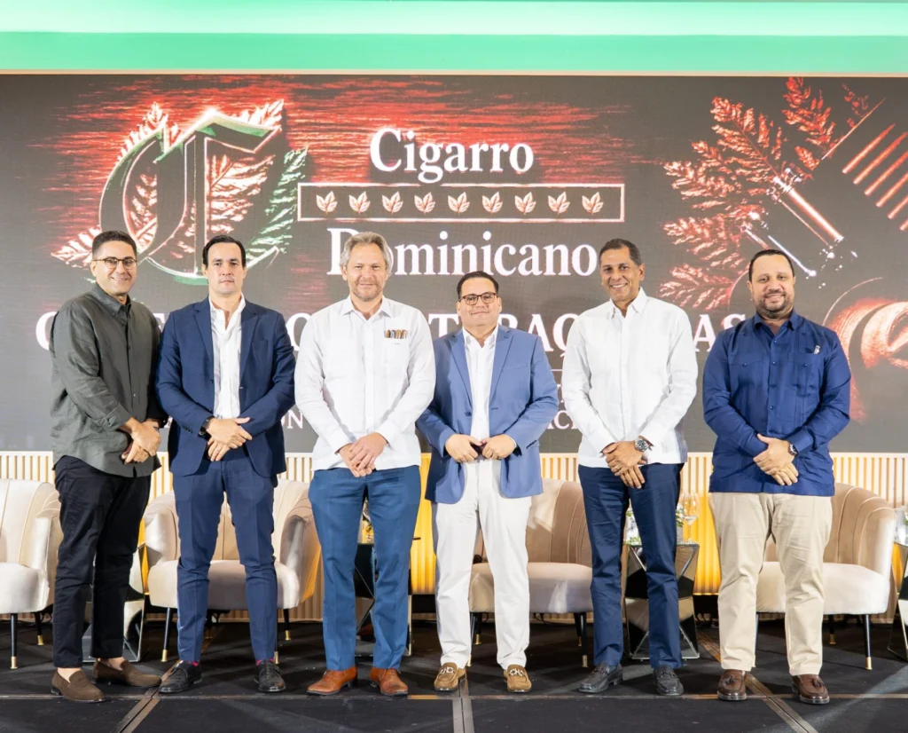 Hostos Fernández, Enrique Seijas, Johannes Kelner, moderador; Hamlet Espinal, Iturbides Zaldívar y Gregory Blanco