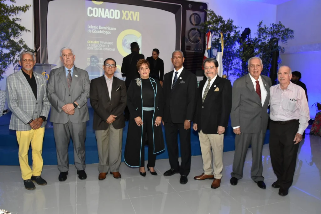 La odontóloga Virginia Laureano junto a los pasados presidentes de la asociación.