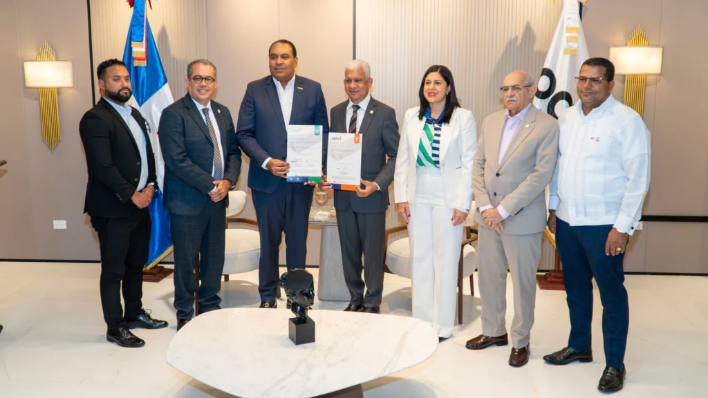 Edgar Batista, Dir. OGTIC, entrega certificaciones NORTIC al presidente del Senado