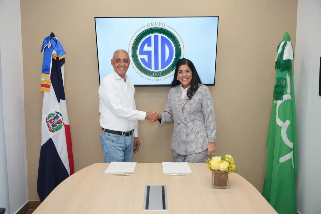 Nieves Ramos y Juan Antonio Rosa Montaña luego de la firma del convenio