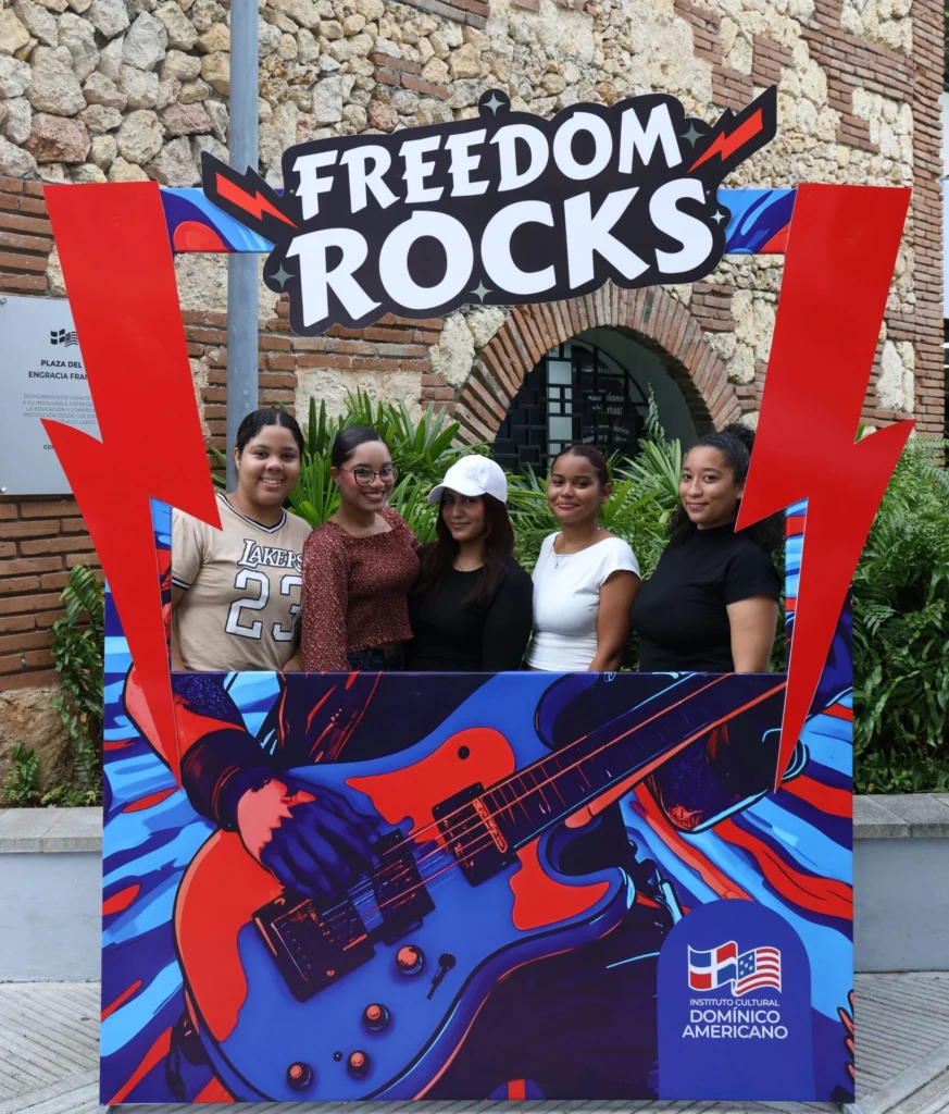 Estudiantes del Instituto Cultural Domínico Americano disfrutan del Freedom Rocks.