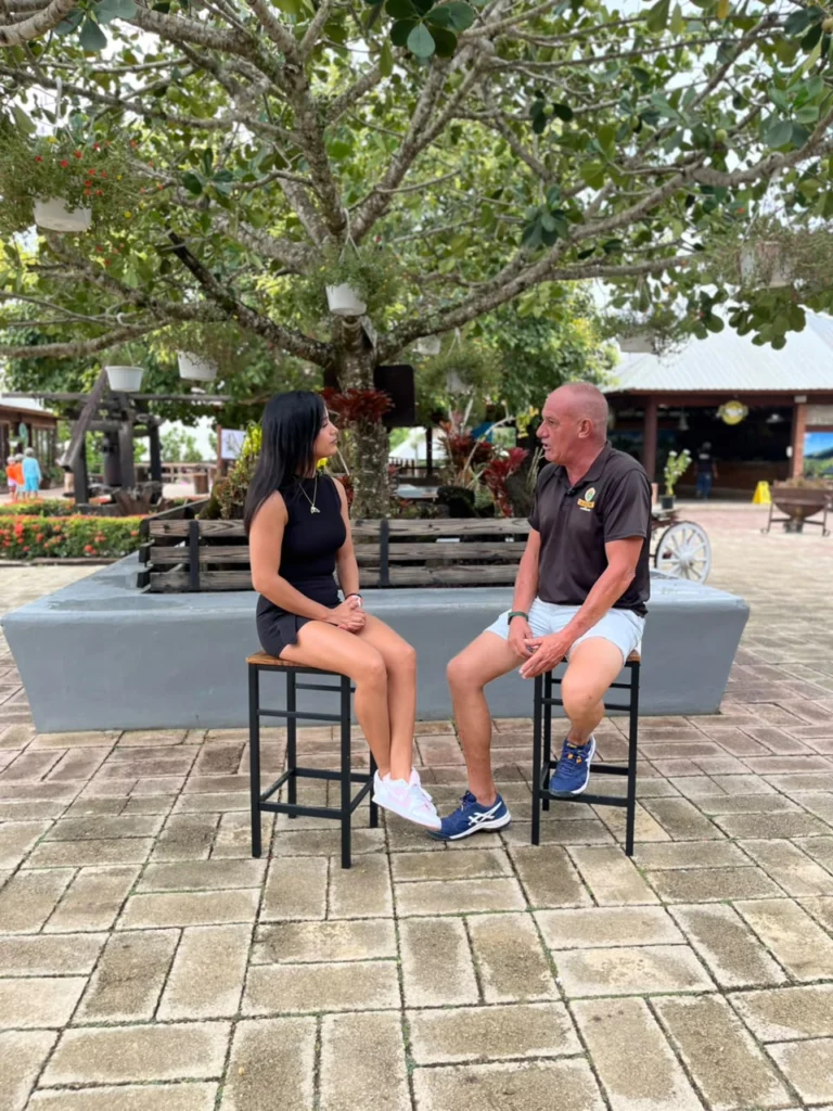 Pedro Codina, director de operaciones del parque mientras es entrevistado por la periodista Jessica Bonifacio