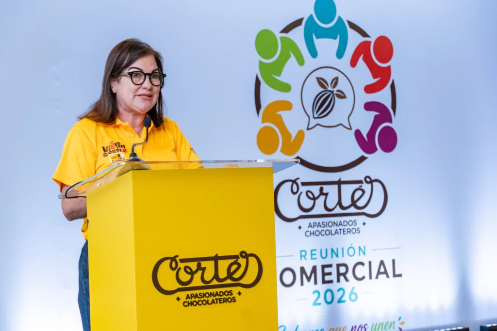 Isabel Guerra, directora senior comercial de Cortés Hermanos se dirige a los presentes