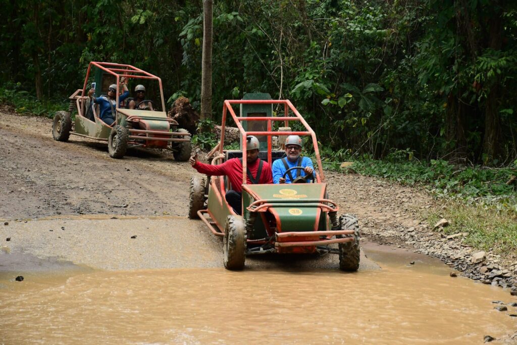 Periodistas en el recorrido
