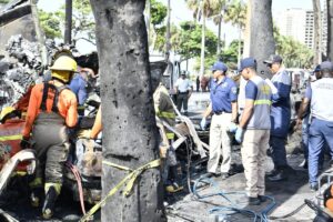 Bomberos recuperan dos cuerpos tras incendio de tanquero en el Malecón