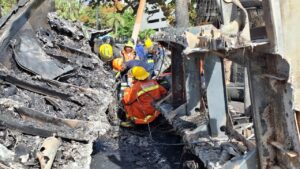 Bomberos recuperan dos cuerpos tras incendio de tanquero en el Malecón