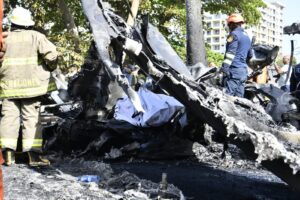 Bomberos recuperan dos cuerpos tras incendio de tanquero en el Malecón
