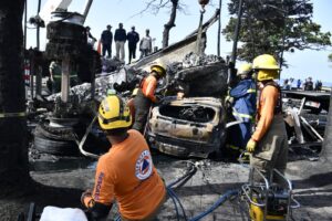 Bomberos recuperan dos cuerpos tras incendio de tanquero en el Malecón