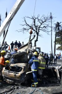 Bomberos recuperan dos cuerpos tras incendio de tanquero en el Malecón