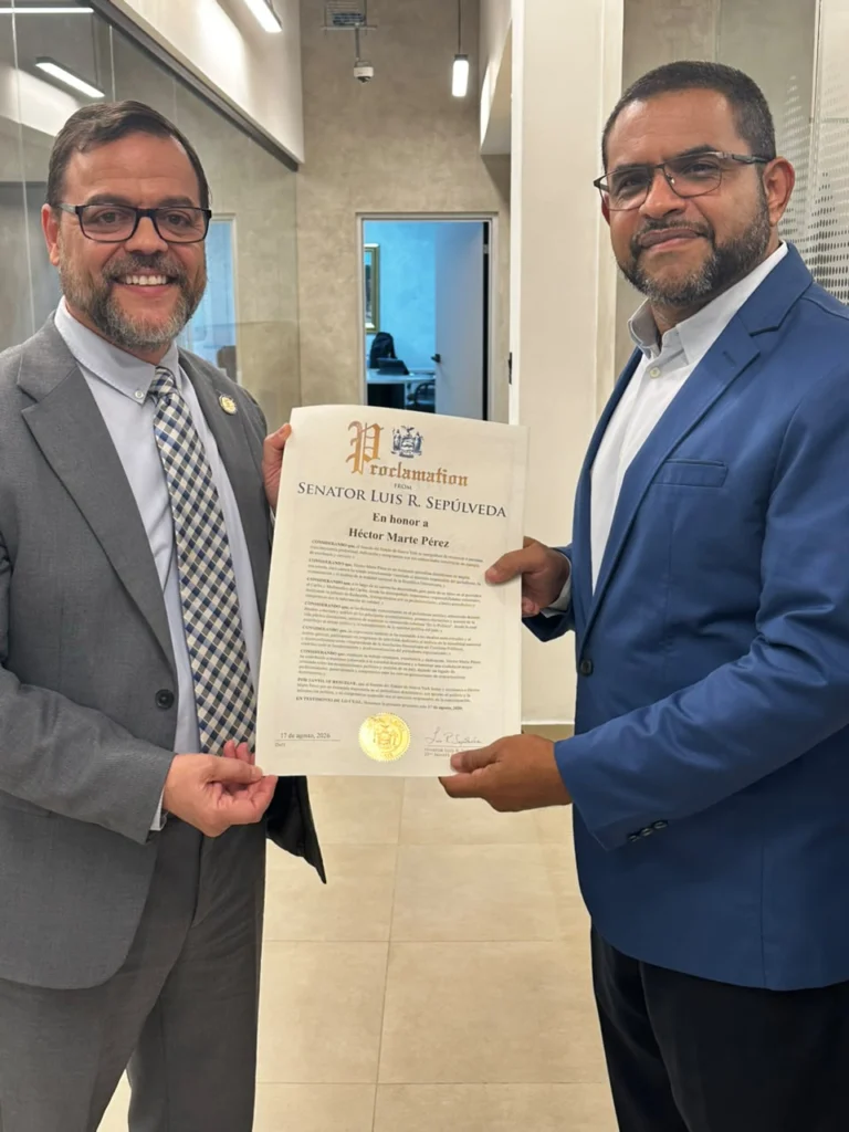 De izq a der: el senador Luis Sepúlveda junto a Héctor Marte Pérez, jefe de Redacción de elCaribe