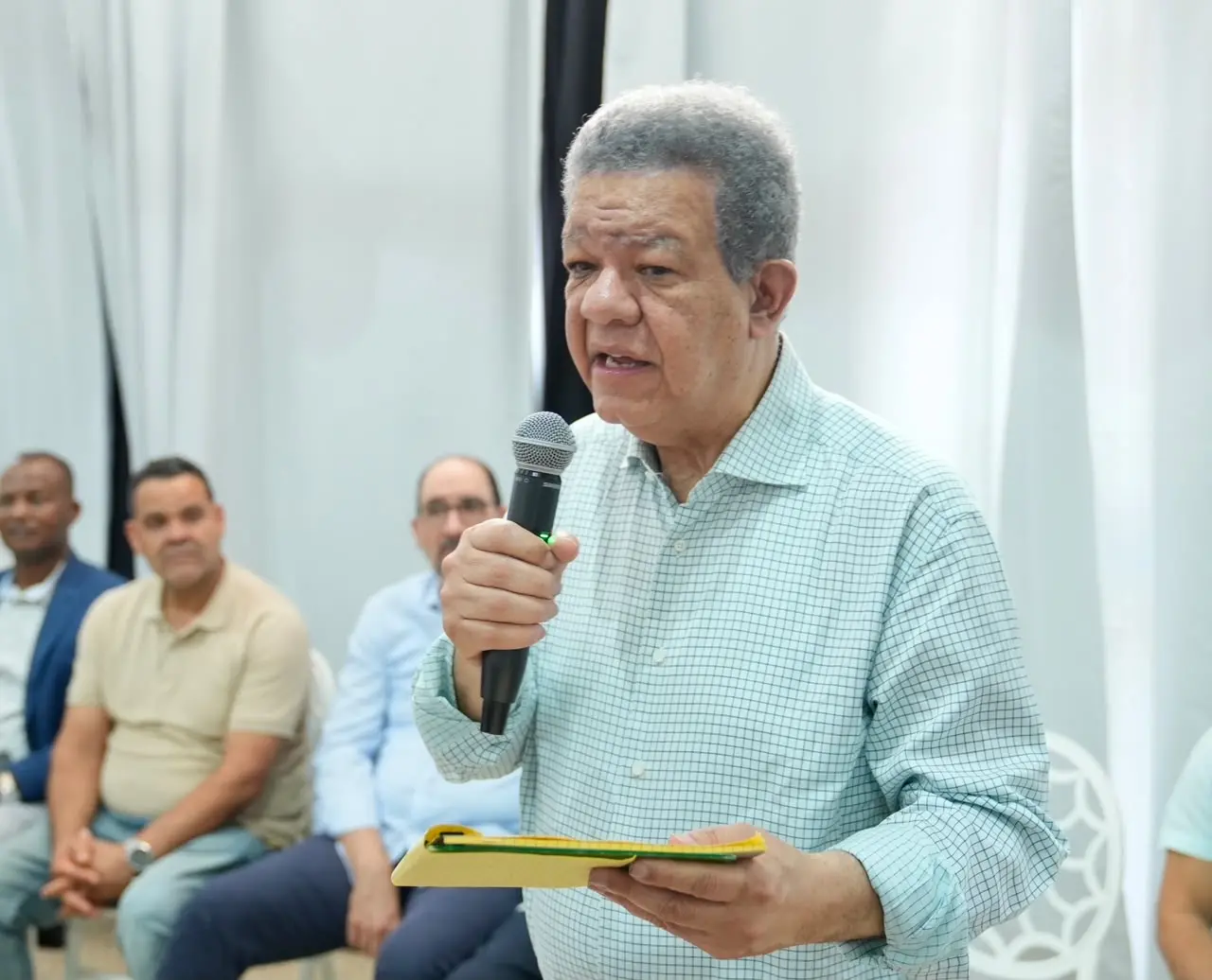 Leonel emplaza a funcionarios por crisis eléctrica