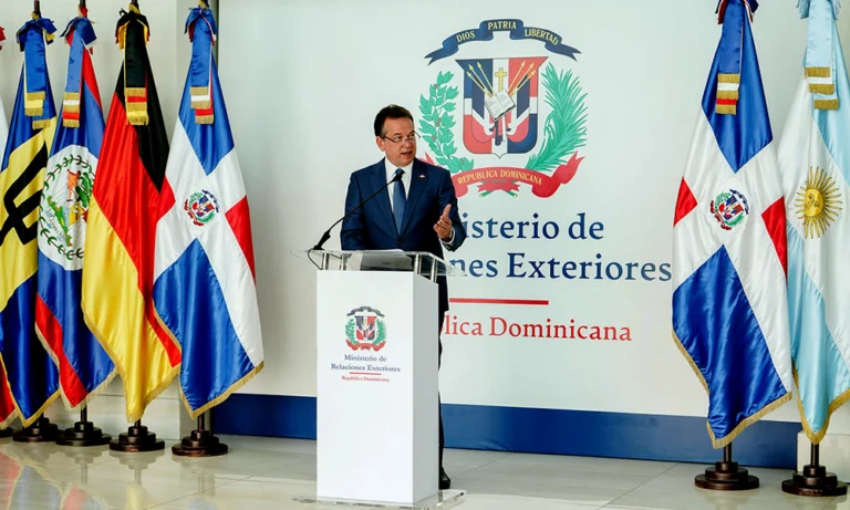 El canciller Víctor Bisonó en el Ministerio de Relaciones Exteriores