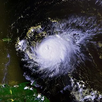 Huracán Georges de categoría tres en su pico de intensidad