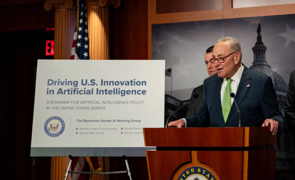 El senador Schumer pide una reunión informativa con la Casa Blanca y medidas para controlar la IA.