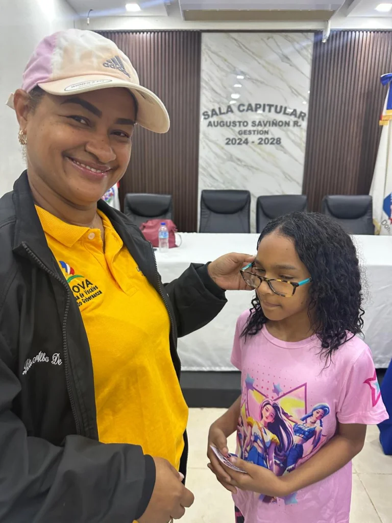 Durante el operativo, los niños recibieron consulta y monturas gratis