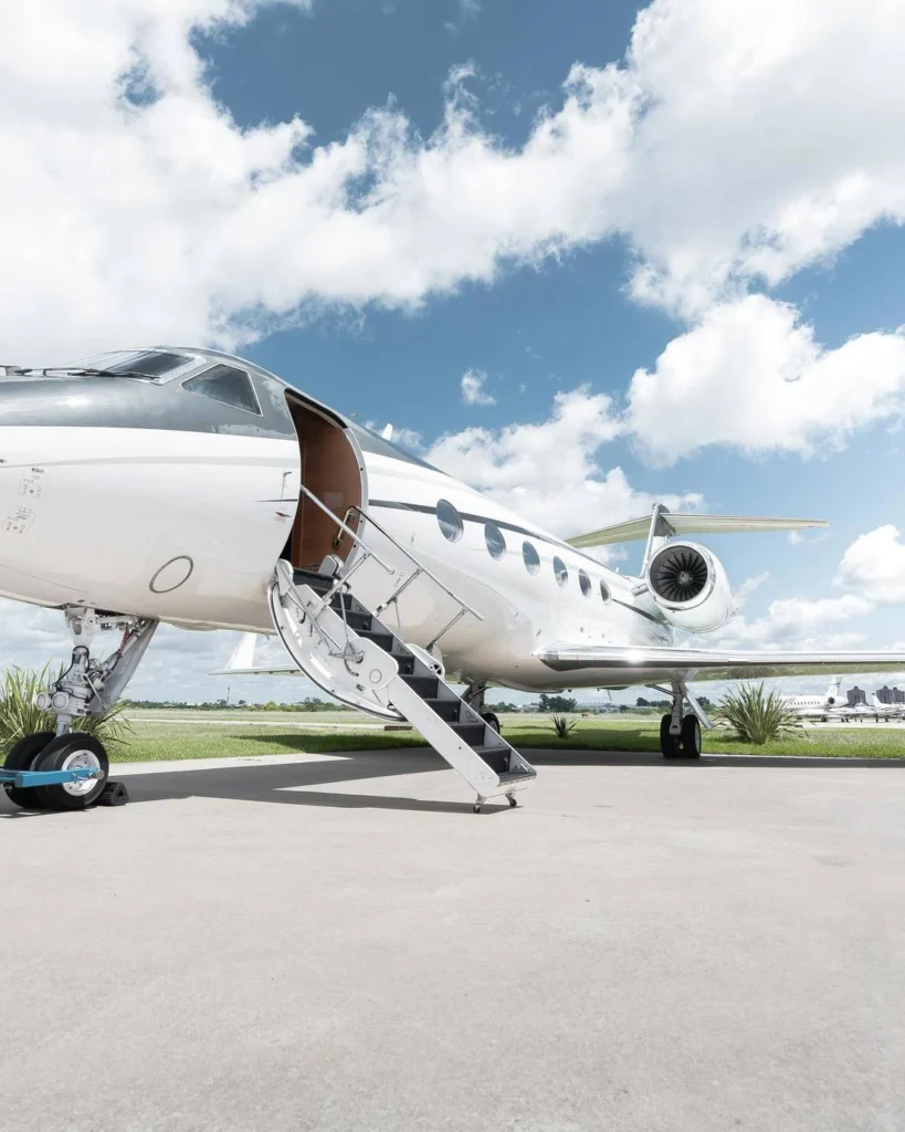 Vista exterior de avión Gulfstream G400.