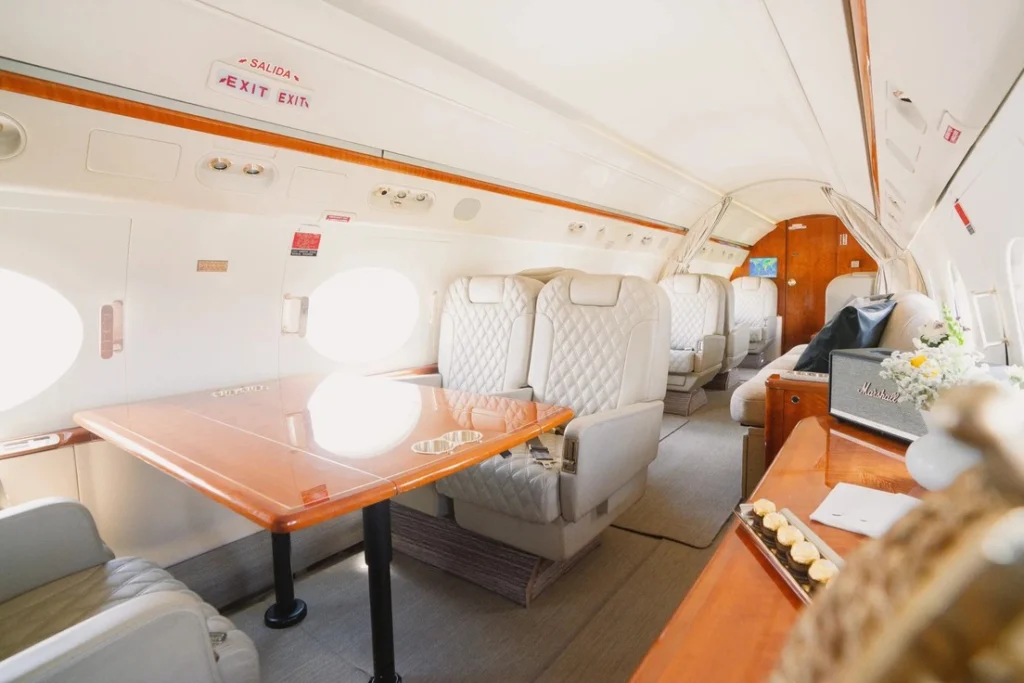 Interior de jet privado Gulfstream G400.