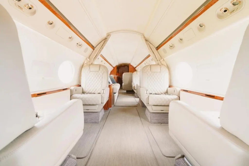 Vista interior de jet privado Gulfstream G400.