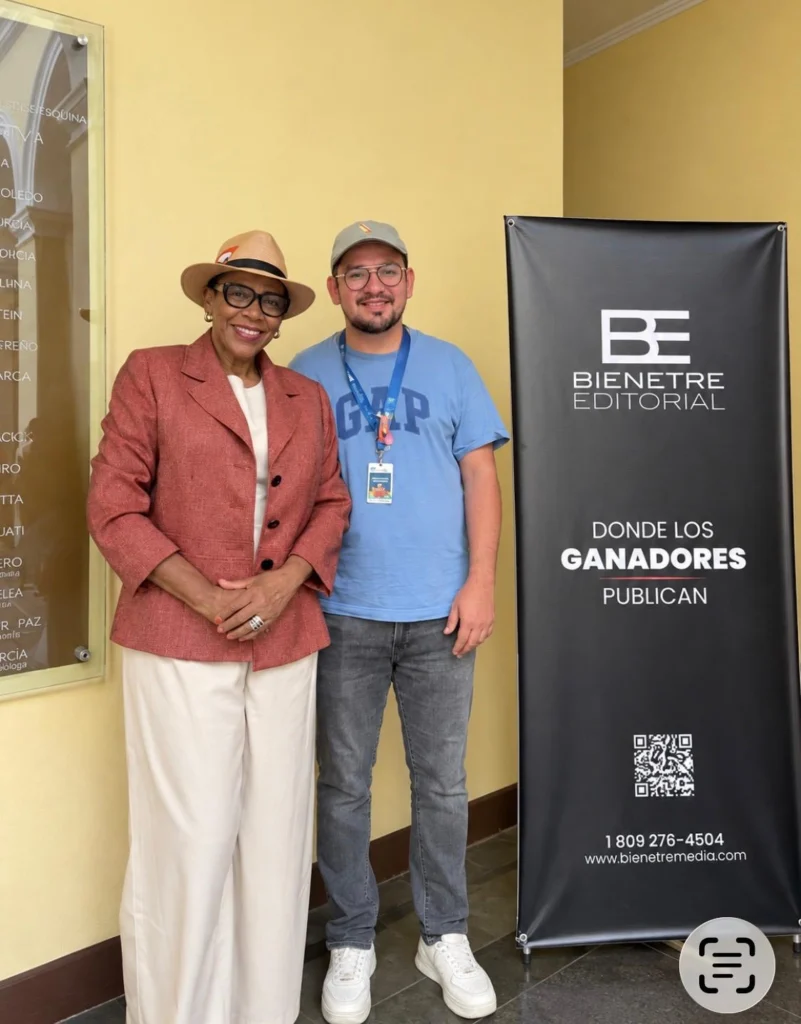 Carmen Pimentel y José Luis Argeñal, director general del Libro y el Documento de la secretaría de las Culturas, las Artes y los Patrimonios de los Pueblos de Honduras