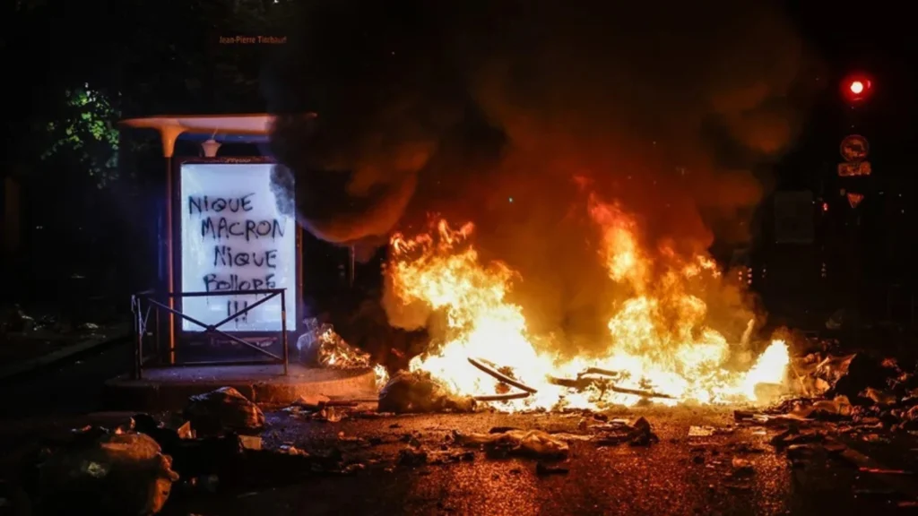 Una barricada callejera en una calle de París tras los disturbios del sábado. EFE