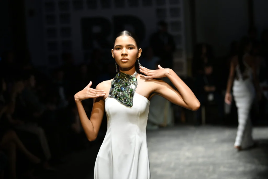 La modelo luce un llamativo collar artístico de la colección Alquimia, de Cindy Martínez, inspirado en la conexión entre la naturaleza y la joyería.