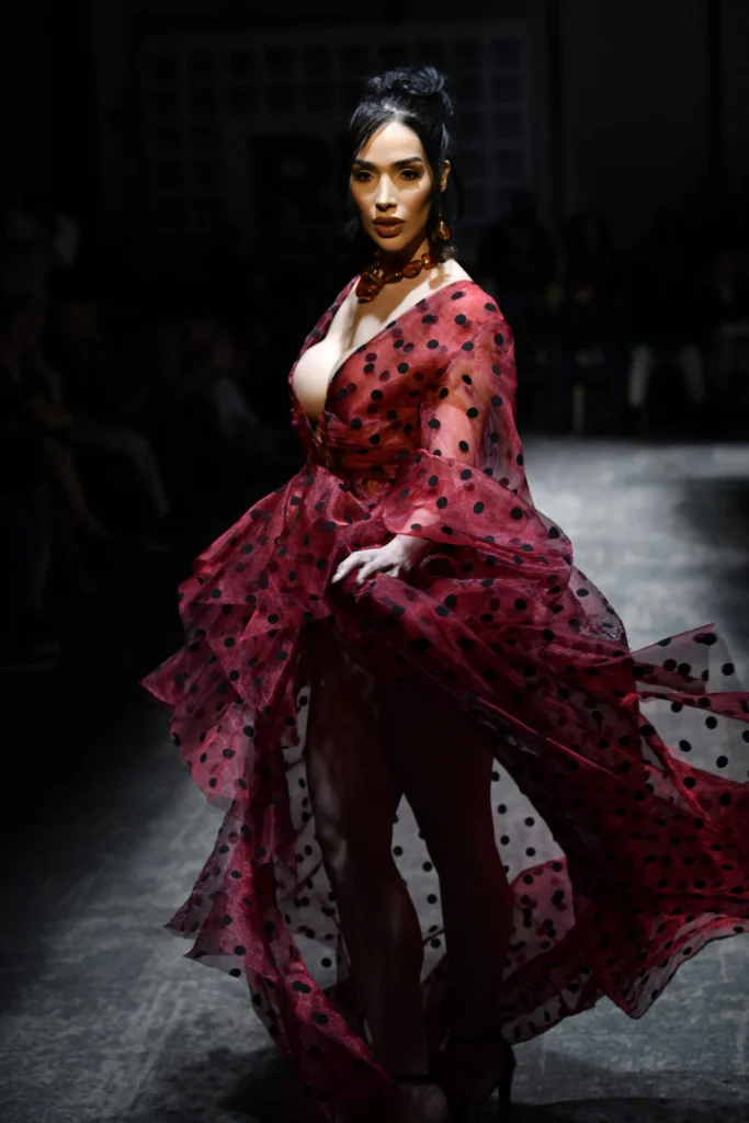 La modelo luce un diseño rojo escarlata de Krisheisy Rodríguez, inspirado en el glamour de las divas del antiguo Hollywood, en el RD Fashion Week 2026.