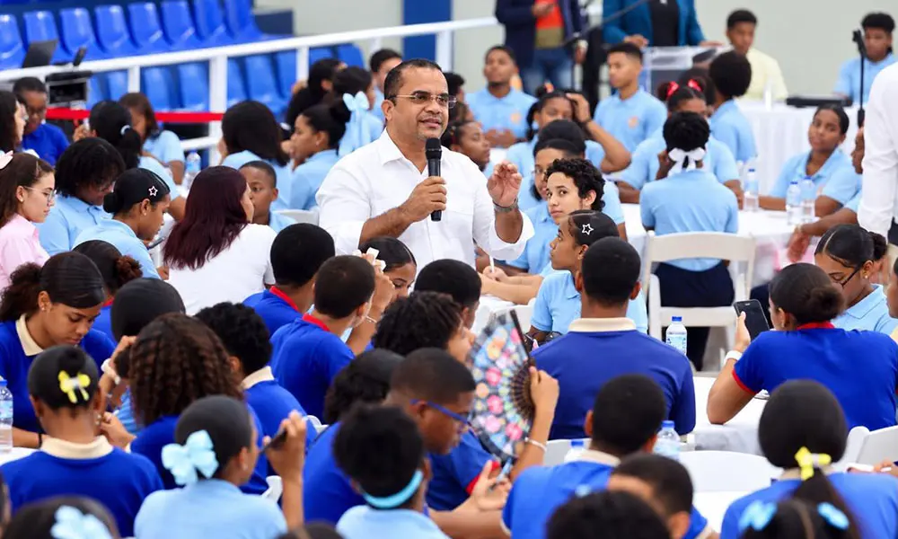 RD Inteligente: Abinader entrega 400 becas y 400 laptops y apunta a formar a un millón de dominicanos en inteligencia artificial