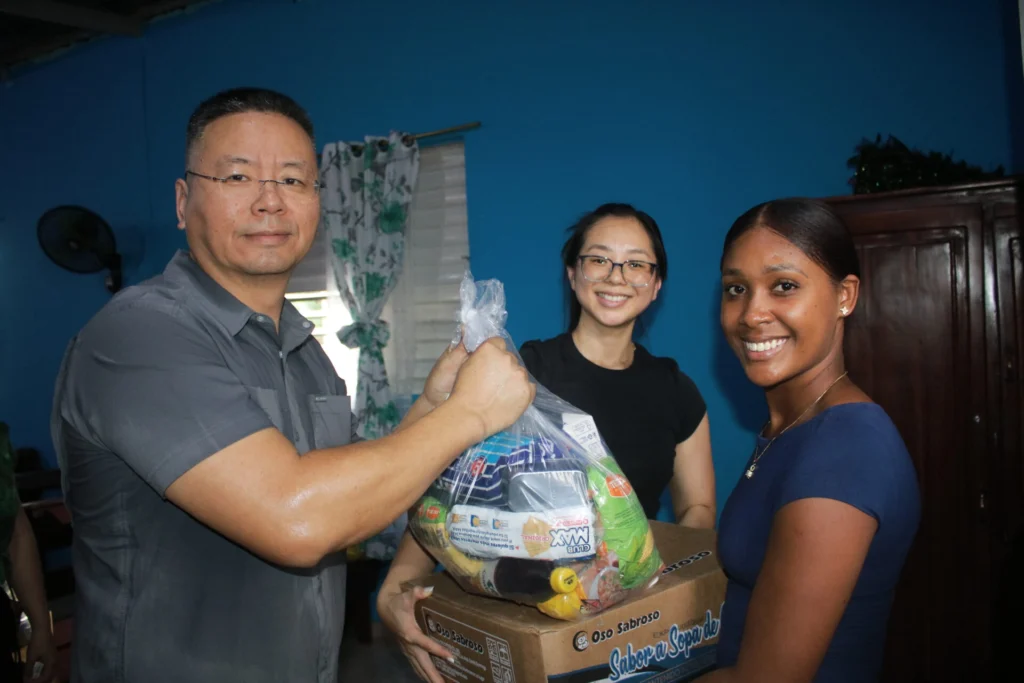 El presidente de la Cámara General de Comercio de Fujian durante la entrega de donaciones