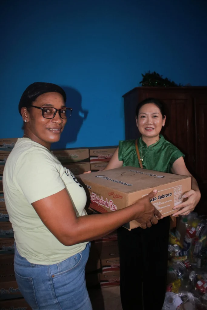 Enqi Cao haciendo entrega de las donaciones